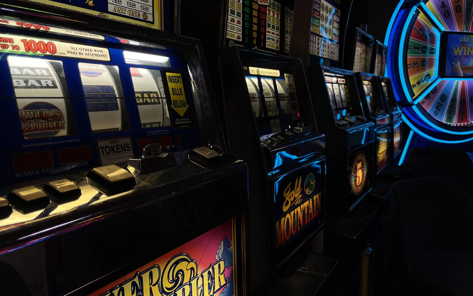 รีลเกมสล็อตพร้อมสัญลักษณ์พิเศษและฉากเกม